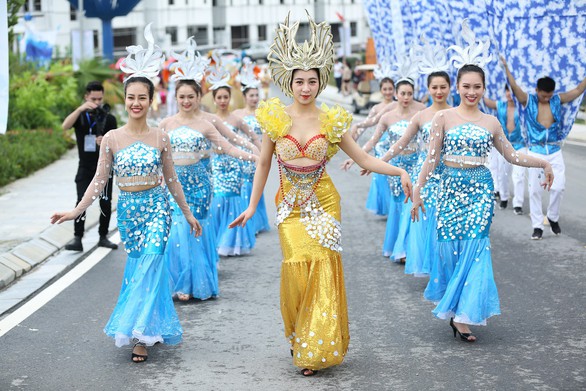 Vũ điệu đường phố nóng bỏng khuấy động Carnaval Hạ Long 2019 - Ảnh 5. Vũ điệu đường phố nóng bỏng khuấy động Carnaval Hạ Long 2019 - Ảnh 5.