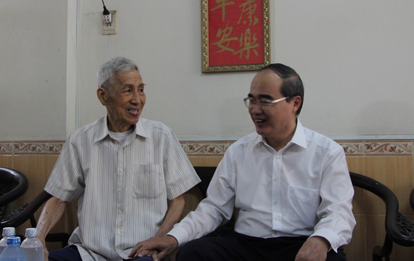 Bí thư Nguyễn Thiện Nhân thăm cán bộ, nhân dân quận 5 - Ảnh 1. Bí thư Nguyễn Thiện Nhân thăm cán bộ, nhân dân quận 5 - Ảnh 1.