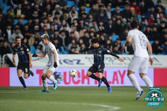 HLV Incheon Utd khen Công Phượng sau trận đá chính đầu tiên - Ảnh 1. HLV Incheon Utd khen Công Phượng sau trận đá chính đầu tiên - Ảnh 1.