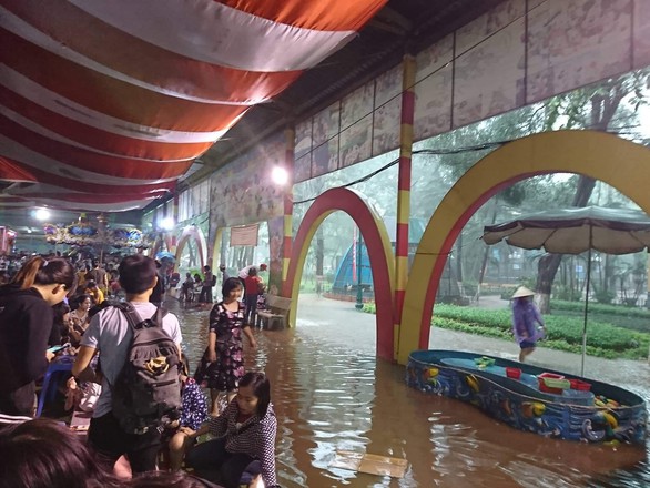Mưa lớn tại Hà Nội, nhiều tuyến phố ngập sâu - Ảnh 10. Mưa lớn tại Hà Nội, nhiều tuyến phố ngập sâu - Ảnh 10.