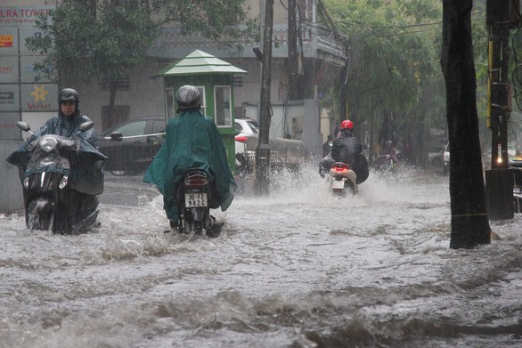 Mưa lớn tại Hà Nội, nhiều tuyến phố ngập sâu - Ảnh 1. Mưa lớn tại Hà Nội, nhiều tuyến phố ngập sâu - Ảnh 1.