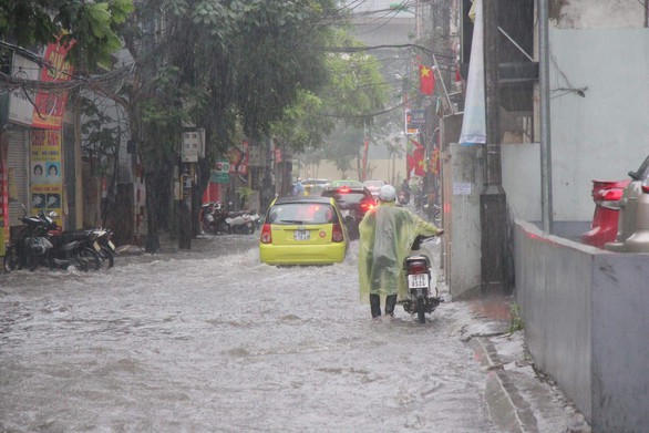 Mưa lớn tại Hà Nội, nhiều tuyến phố ngập sâu - Ảnh 3. Mưa lớn tại Hà Nội, nhiều tuyến phố ngập sâu - Ảnh 3.