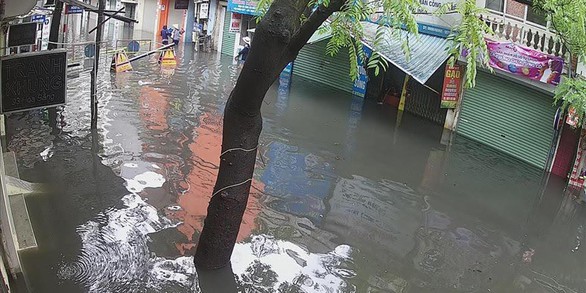 Mưa lớn tại Hà Nội, nhiều tuyến phố ngập sâu - Ảnh 5. Mưa lớn tại Hà Nội, nhiều tuyến phố ngập sâu - Ảnh 5.