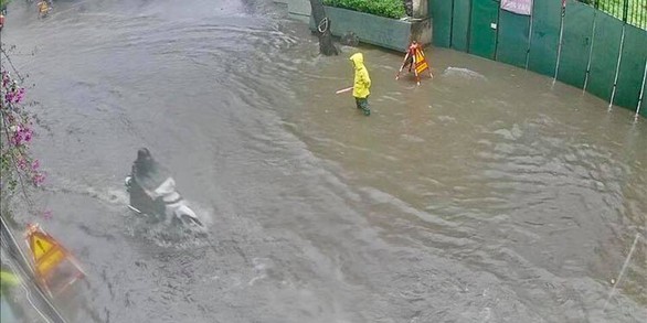 Mưa lớn tại Hà Nội, nhiều tuyến phố ngập sâu - Ảnh 6. Mưa lớn tại Hà Nội, nhiều tuyến phố ngập sâu - Ảnh 6.
