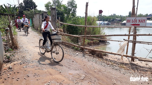 Dân vùng sạt lở kêu, chính quyền nói không có chuyện bỏ quên - Ảnh 2. Dân vùng sạt lở kêu, chính quyền nói không có chuyện bỏ quên - Ảnh 2.