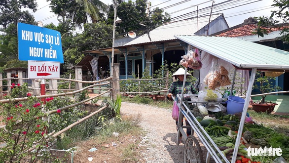 Dân vùng sạt lở kêu, chính quyền nói không có chuyện bỏ quên - Ảnh 3. Dân vùng sạt lở kêu, chính quyền nói không có chuyện bỏ quên - Ảnh 3.