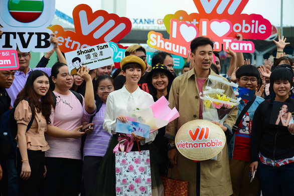 Bao Thanh Thiên trẻ thích thú với nón lá Việt Nam - Ảnh 1. Bao Thanh Thiên trẻ thích thú với nón lá Việt Nam - Ảnh 1.