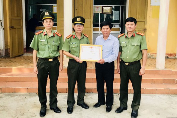 Được Bộ Công an khen thưởng vì dũng cảm quật ngã tên cướp có súng - Ảnh 1. Được Bộ Công an khen thưởng vì dũng cảm quật ngã tên cướp có súng - Ảnh 1.