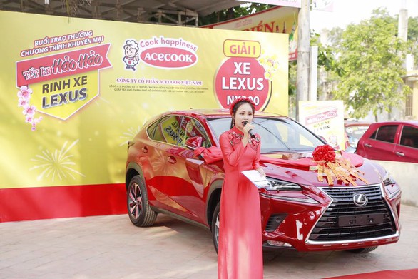 Ăn mì tôm, hai người dân Nghệ An rinh xe Lexus - Ảnh 2. Ăn mì tôm, hai người dân Nghệ An rinh xe Lexus - Ảnh 2.