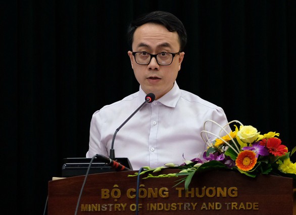 Chưa rõ cơ sở kỷ luật 3 cán bộ vụ xe biển xanh đón người nhà bộ trưởng - Ảnh 1. Chưa rõ cơ sở kỷ luật 3 cán bộ vụ xe biển xanh đón người nhà bộ trưởng - Ảnh 1.