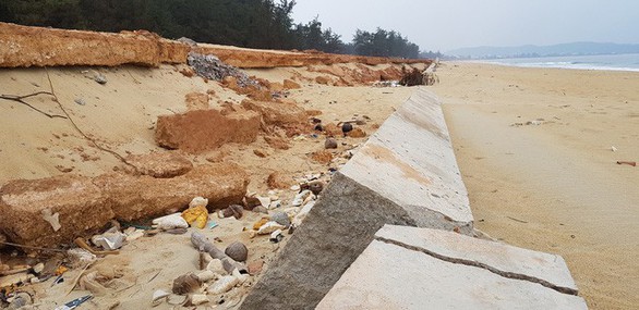 Kè biển Tam Quan 80 tỉ đổ sập chỉ rút kinh nghiệm là chưa tương xứng - Ảnh 1. Kè biển Tam Quan 80 tỉ đổ sập chỉ rút kinh nghiệm là chưa tương xứng - Ảnh 1.