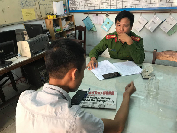 Hai thanh niên đánh phóng viên báo Người Lao Động xuất hiện xin lỗi - Ảnh 1. Hai thanh niên đánh phóng viên báo Người Lao Động xuất hiện xin lỗi - Ảnh 1.