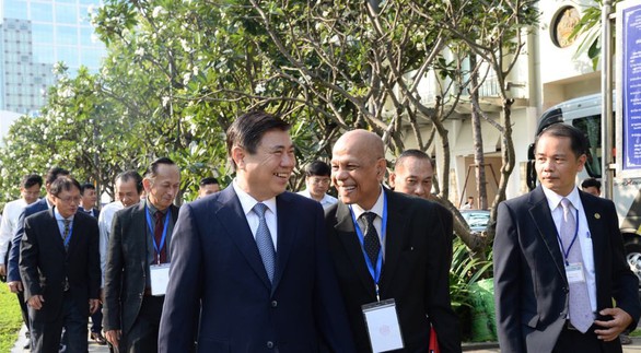 Không mở cơ chế, có nhà dát vàng cũng không ai dám đến - Ảnh 1. Không mở cơ chế, có nhà dát vàng cũng không ai dám đến - Ảnh 1.