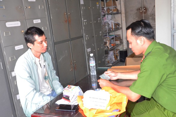 Công an xử phạt dân cho vay nặng lãi ngay khi... rải quảng cáo - Ảnh 2. Công an xử phạt dân cho vay nặng lãi ngay khi... rải quảng cáo - Ảnh 2.