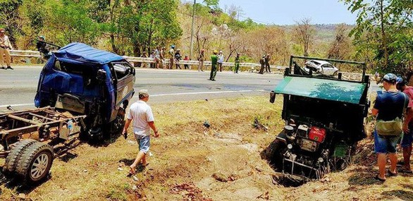 Tai nạn liên hoàn trên đèo Chư Sê, 3 người bị thương nặng - Ảnh 2. Tai nạn liên hoàn trên đèo Chư Sê, 3 người bị thương nặng - Ảnh 2.