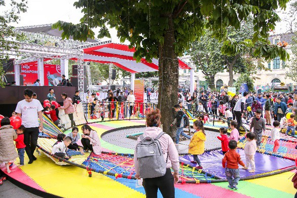 Lễ hội Singapore đầu tiên tại Việt Nam thu hút hàng ngàn người dân phía Bắc - Ảnh 5. Lễ hội Singapore đầu tiên tại Việt Nam thu hút hàng ngàn người dân phía Bắc - Ảnh 5.