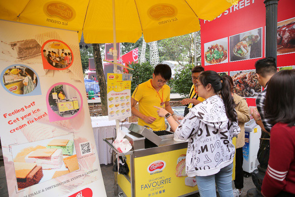 Lễ hội Singapore đầu tiên tại Việt Nam thu hút hàng ngàn người dân phía Bắc - Ảnh 8. Lễ hội Singapore đầu tiên tại Việt Nam thu hút hàng ngàn người dân phía Bắc - Ảnh 8.