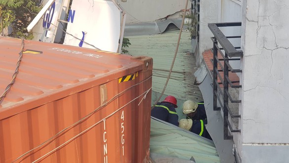 Giải cứu tài xế container kẹt trong cabin sau khi lao vào nhà dân - Ảnh 2. Giải cứu tài xế container kẹt trong cabin sau khi lao vào nhà dân - Ảnh 2.