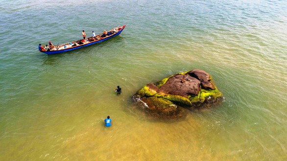 Xót xa chàng trai trẻ quên mình cứu người đuối nước - Ảnh 5. Xót xa chàng trai trẻ quên mình cứu người đuối nước - Ảnh 5.