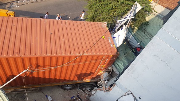 Giải cứu tài xế container kẹt trong cabin sau khi lao vào nhà dân - Ảnh 5. Giải cứu tài xế container kẹt trong cabin sau khi lao vào nhà dân - Ảnh 5.