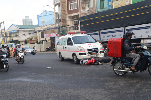Xe cứu thương vượt đèn đỏ tông xe máy, 1 người giập não - Ảnh 2.