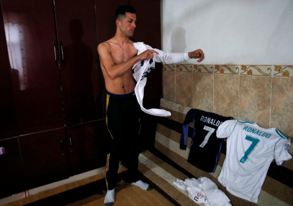 Cầu thủ Iraq gây ‘sốt’ vì giống… Ronaldo - Ảnh 5. Cầu thủ Iraq gây ‘sốt’ vì giống… Ronaldo - Ảnh 5.