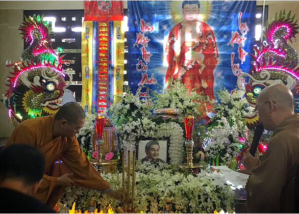 Gia đình Anh Vũ nghẹn ngào làm lễ tang ở chùa Ấn Quang - Ảnh 7. Gia đình Anh Vũ nghẹn ngào làm lễ tang ở chùa Ấn Quang - Ảnh 7.