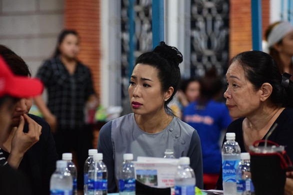 Nghệ sĩ, bạn hữu rơi lệ viếng Anh Vũ ở lễ tang đầy hoa trắng - Ảnh 5. Nghệ sĩ, bạn hữu rơi lệ viếng Anh Vũ ở lễ tang đầy hoa trắng - Ảnh 5.