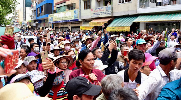 Gia đình Anh Vũ nghẹn ngào làm lễ tang ở chùa Ấn Quang - Ảnh 8. Gia đình Anh Vũ nghẹn ngào làm lễ tang ở chùa Ấn Quang - Ảnh 8.