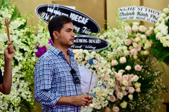 Nghệ sĩ, bạn hữu rơi lệ viếng Anh Vũ ở lễ tang đầy hoa trắng - Ảnh 2. Nghệ sĩ, bạn hữu rơi lệ viếng Anh Vũ ở lễ tang đầy hoa trắng - Ảnh 2.