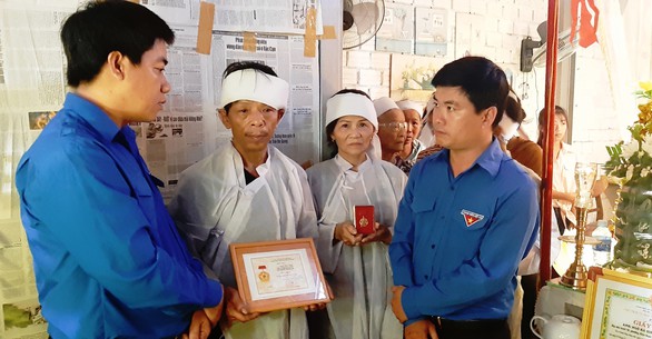 Chàng trai quên mình cứu người được truy tặng huy hiệu Tuổi trẻ dũng cảm - Ảnh 1. Chàng trai quên mình cứu người được truy tặng huy hiệu Tuổi trẻ dũng cảm - Ảnh 1.