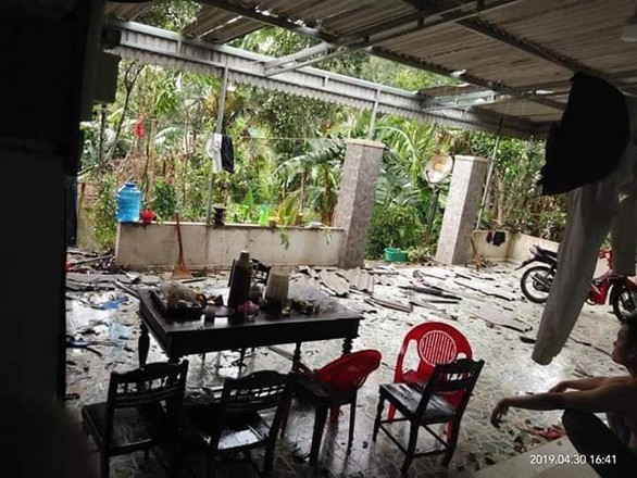 Mưa vàng kèm lốc xoáy tốc mái 80 nhà dân Hà Tĩnh - Ảnh 1. Mưa vàng kèm lốc xoáy tốc mái 80 nhà dân Hà Tĩnh - Ảnh 1.
