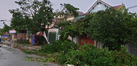 Mưa vàng kèm lốc xoáy tốc mái 80 nhà dân Hà Tĩnh - Ảnh 3. Mưa vàng kèm lốc xoáy tốc mái 80 nhà dân Hà Tĩnh - Ảnh 3.