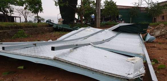 Mưa vàng kèm lốc xoáy tốc mái 80 nhà dân Hà Tĩnh - Ảnh 2. Mưa vàng kèm lốc xoáy tốc mái 80 nhà dân Hà Tĩnh - Ảnh 2.