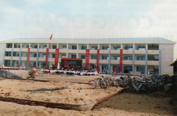 Ngôi trường dựng lên sau thảm họa bão Chanchu - Ảnh 1. Ngôi trường dựng lên sau thảm họa bão Chanchu - Ảnh 1.