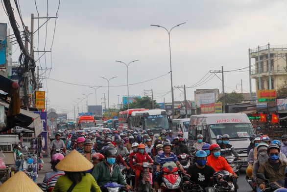 Các cửa ngõ TP.HCM đông dần cuối kỳ nghỉ lễ - Ảnh 2. Các cửa ngõ TP.HCM đông dần cuối kỳ nghỉ lễ - Ảnh 2.