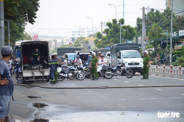 Dãy kho chứa hàng ở quận 10 bốc cháy, nhiều nơi mất điện, kẹt xe giữa trưa - Ảnh 3. Dãy kho chứa hàng ở quận 10 bốc cháy, nhiều nơi mất điện, kẹt xe giữa trưa - Ảnh 3.