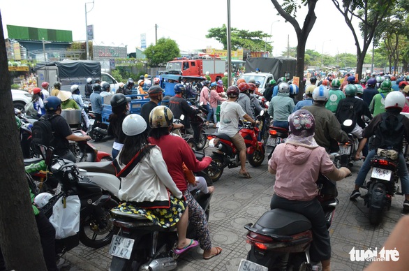 Dãy kho chứa hàng ở quận 10 bốc cháy, nhiều nơi mất điện, kẹt xe giữa trưa - Ảnh 4. Dãy kho chứa hàng ở quận 10 bốc cháy, nhiều nơi mất điện, kẹt xe giữa trưa - Ảnh 4.