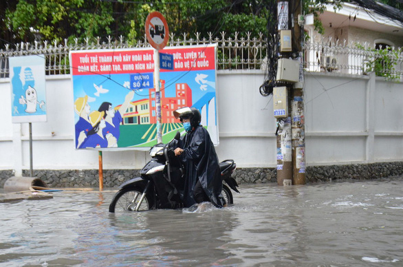 TP.HCM mưa lớn, có nơi ngập nửa bánh xe, khu biệt thự cao cấp như... miền Tây - Ảnh 2. TP.HCM mưa lớn, có nơi ngập nửa bánh xe, khu biệt thự cao cấp như... miền Tây - Ảnh 2.
