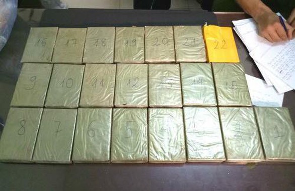 Giấu 22 bánh heroin trong lốc máy ôtô cũ vận chuyển về Việt Nam - Ảnh 2. Giấu 22 bánh heroin trong lốc máy ôtô cũ vận chuyển về Việt Nam - Ảnh 2.