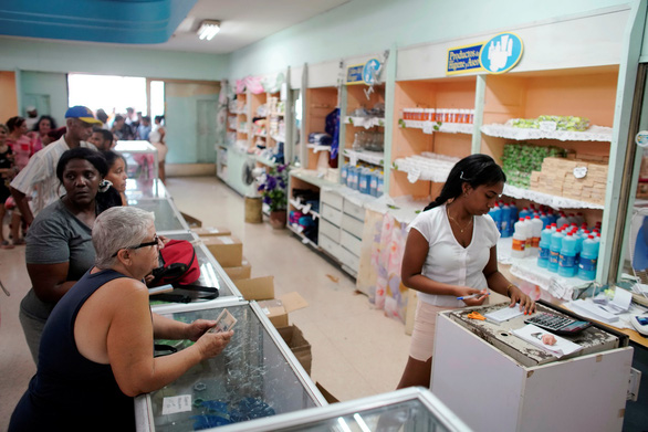 Cuba bán theo định lượng để đối phó thiếu hàng hóa - Ảnh 1.