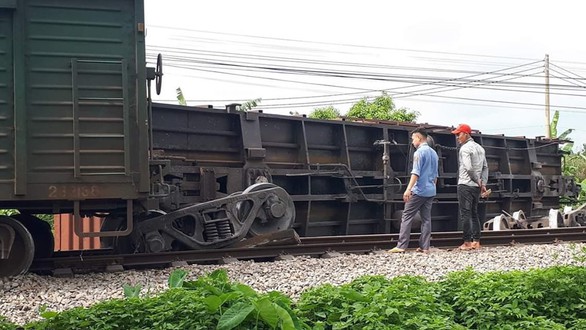 Giải cứu tàu hàng lật, thông đường sắt Thống Nhất sau 7 tiếng - Ảnh 1. Giải cứu tàu hàng lật, thông đường sắt Thống Nhất sau 7 tiếng - Ảnh 1.