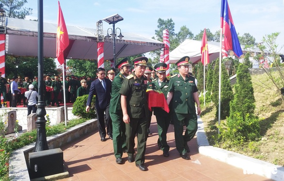 An táng 98 hài cốt liệt sĩ Việt Nam hi sinh ở Lào - Ảnh 3. An táng 98 hài cốt liệt sĩ Việt Nam hi sinh ở Lào - Ảnh 3.