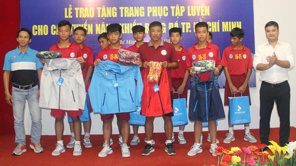 Bóng đá trẻ TP.HCM được tài trợ giày và trang phục - Ảnh 1. Bóng đá trẻ TP.HCM được tài trợ giày và trang phục - Ảnh 1.