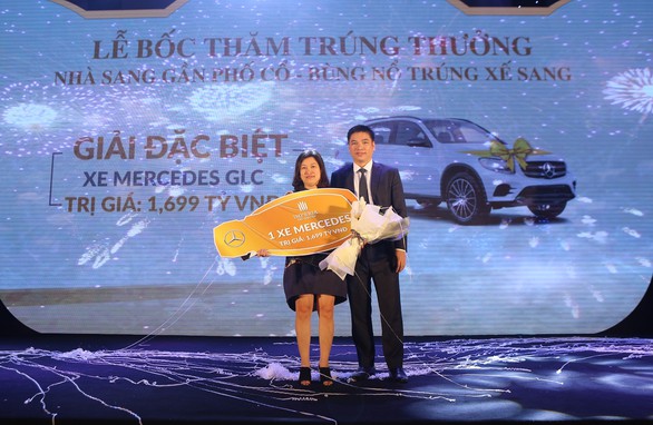 Lộ diện chủ nhân xe Mercedes tại lễ mở bán Imperia Sky Garden - Ảnh 2. Lộ diện chủ nhân xe Mercedes tại lễ mở bán Imperia Sky Garden - Ảnh 2.