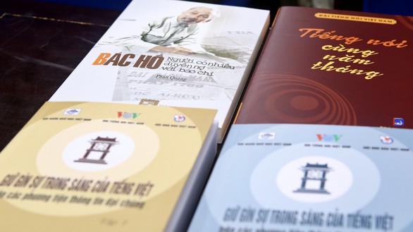 Ra mắt sách Bác Hồ - Người có nhiều duyên nợ với báo chí - Ảnh 1. Ra mắt sách Bác Hồ - Người có nhiều duyên nợ với báo chí - Ảnh 1.