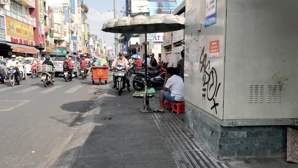 Đi theo vạch chỉ hướng, đụng... xe máy, tủ điện! - Ảnh 1. Đi theo vạch chỉ hướng, đụng... xe máy, tủ điện! - Ảnh 1.