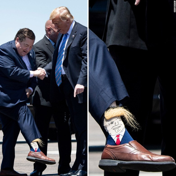 Lãnh đạo Louisiana giơ chân khoe tất có hình ông Trump khi đón tổng thống - Ảnh 1. Lãnh đạo Louisiana giơ chân khoe tất có hình ông Trump khi đón tổng thống - Ảnh 1.