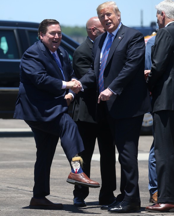 Lãnh đạo Louisiana giơ chân khoe tất có hình ông Trump khi đón tổng thống - Ảnh 2. Lãnh đạo Louisiana giơ chân khoe tất có hình ông Trump khi đón tổng thống - Ảnh 2.