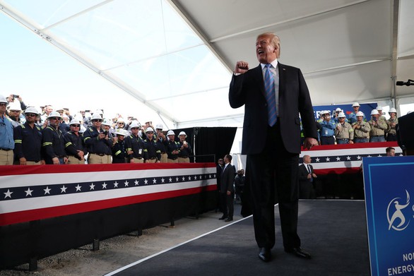 Lãnh đạo Louisiana giơ chân khoe tất có hình ông Trump khi đón tổng thống - Ảnh 5. Lãnh đạo Louisiana giơ chân khoe tất có hình ông Trump khi đón tổng thống - Ảnh 5.
